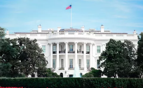 Photograph of the White House in Washington DC.